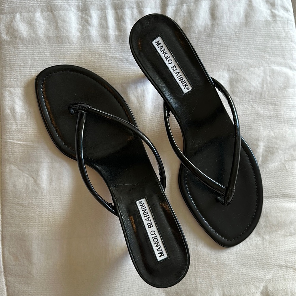 Manolo Blahnik Paterno kitten thong heels - BLACK